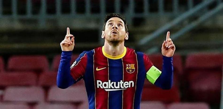 Lionel Messi observa al cielo luego de marcar un gol.