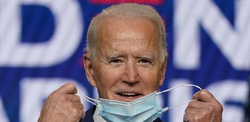 El candidato presidencial demócrata Joe Biden se quita la mascarilla al hablar en Wilmington, Delaware, 4 de noviembre de 2020. (AP Foto/Carolyn Kaster)