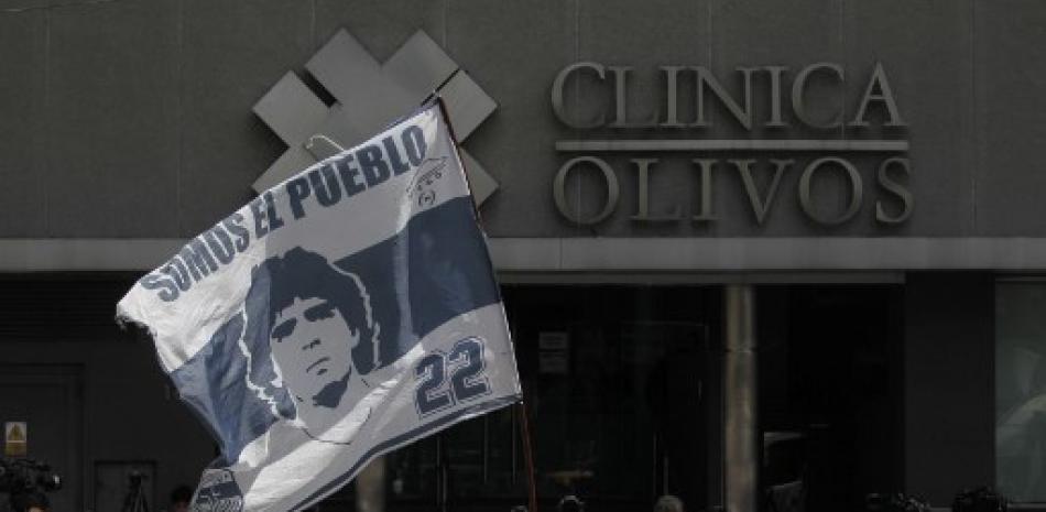 Partidarios de Gimnasia y Esgrima La Plata de Argentina se reúnen frente a la clínica privada donde el ex estrella del fútbol argentino Diego Maradona se sometió a una cirugía cerebral por un coágulo de sangre. Foto vía Emiliano Lasalvia / AFP