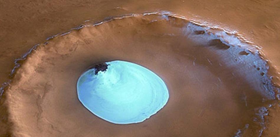 Un equipo de científicos en EEUU acaba de descubrirla congelada, enterrada y en abundancia en el Polo Norte del Planeta Rojo. Foto vía EFE
