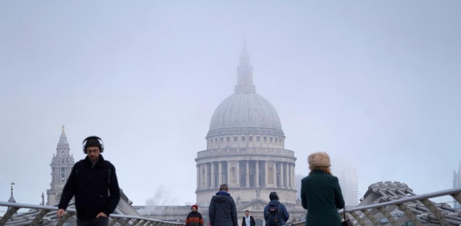Los peatones cruzan el Puente del Milenio casi desierto, con la Catedral de San Pablo al fondo en la ciudad de Londres, mientras Inglaterra entra en un segundo bloqueo por coronavirus. Niklas Halle'n