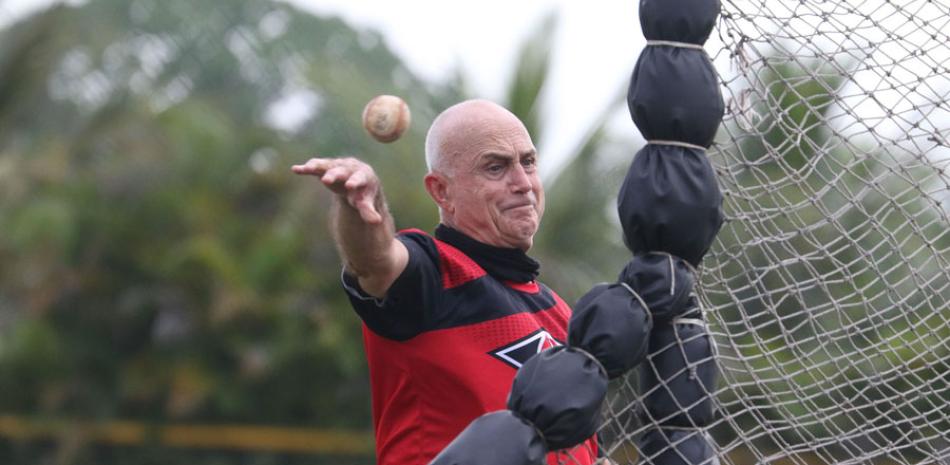 Dave Jauss realiza un pitcheo durante las prácticas del Escogido ayer en Boca Chica.