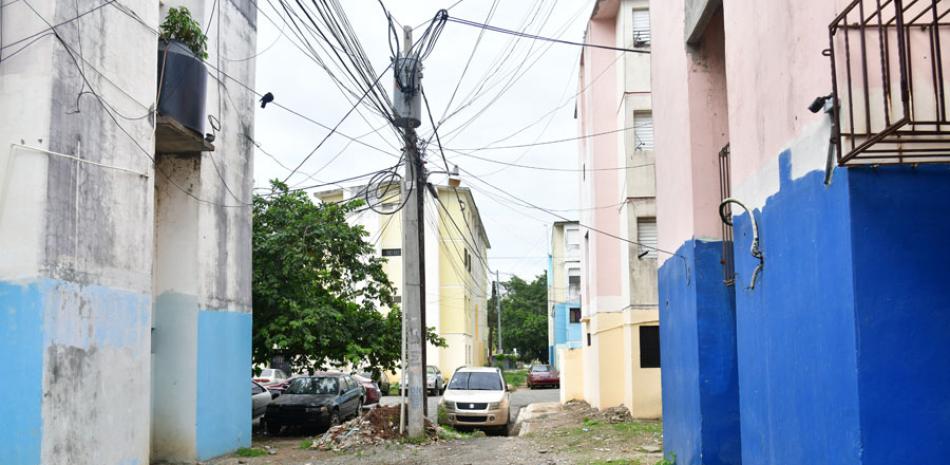 La delincuencia ha forzado a los vecinos del sector Invivienda, en Santo Domingo Este, al encierro en sus hogares. /RAÚL ASENCIO