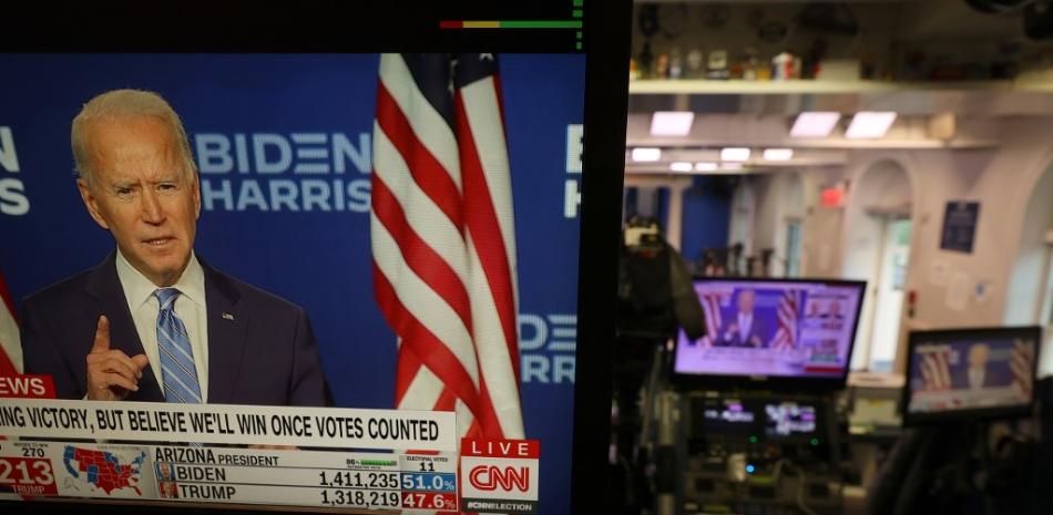 El candidato presidencial demócrata Joe Biden es visto en televisores en la Sala de conferencias de prensa Brady en la Casa Blanca mientras hace una declaración sobre los resultados de las elecciones de ayer 4 de noviembre de 2020 en Washington, DC. Chip Somodevilla / Getty Images / AFP