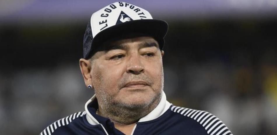 Diego Armando Maradona mejora, según su médico.