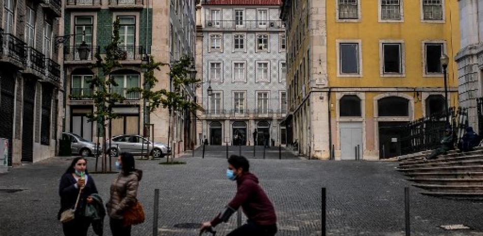 Persona circula en bicicleta en Portugal. / AFP