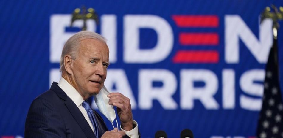 El candidato presidencial demócrata Joe Biden se quita la mascarilla para hablar, 6 de noviembre de 2020, en Wilmington, Delaware. (AP Foto/Carolyn Kaster)