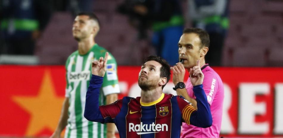 El argentino Lionel Messi, del Barcelona, festeja tras anotar el cuarto gol de su equipo ante el Betis, el sábado 7 de noviembre de 2020 (AP Foto/Joan Monfort)