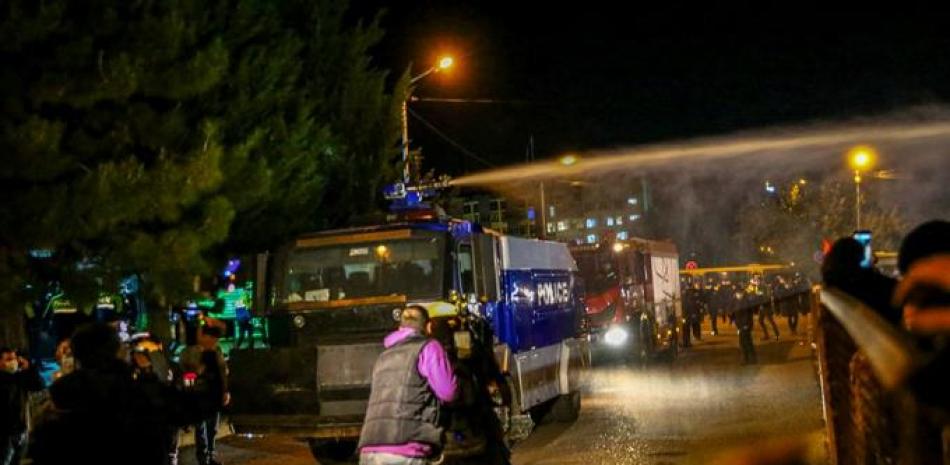 La policía utiliza un camión con cañón de agua para dispersar a los manifestantes durante un mitin de la oposición en Tiflis el 8 de noviembre de 2020. Zurab Tsertsvadze / AFP