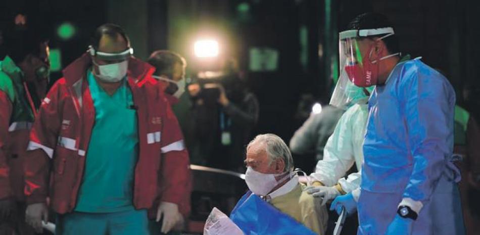 Un adulto mayor con síntomas de coronavirus es trasladado a un hospital en Buenos Aires, Argentina. RONALDO SCHEMIDT / AFP