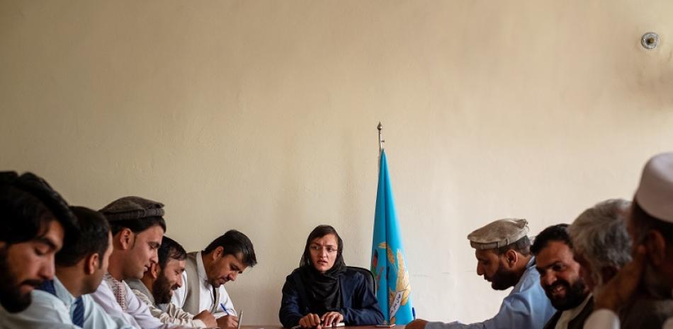 Zarifa Ghafari, una de las primeras alcaldesas de Afganistán, preside una reunión con funcionarios municipales en la ciudad de Maidan Shar, al suroeste de la capital, Kabul, el 7 de abril de 2019. (Jim Huylebroek/The New York Times)