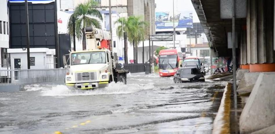 Esta fotografía muestra inundaciones en las calles del Distrito Naciona, que tambien está en alerta amarilla.