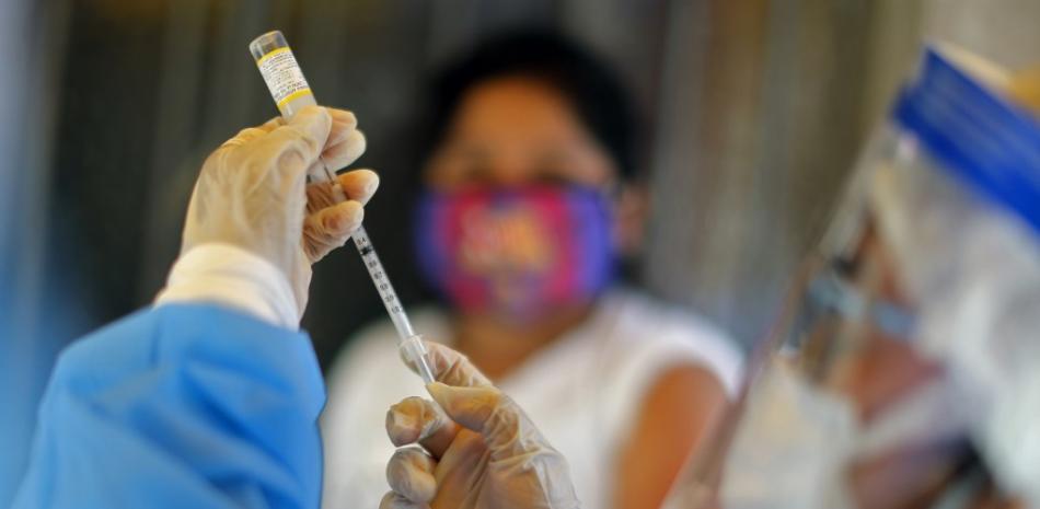 Un trabajador de salud prepara una vacuna. Luka Gonzales / AFP