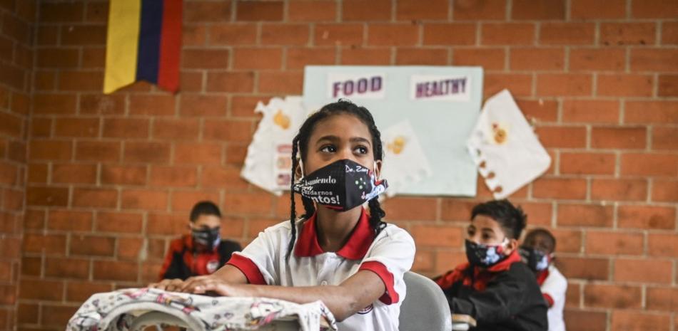 Los estudiantes asisten a una clase en la escuela pública Blanquizal durante su reapertura en Medellín, Colombia el 4 de noviembre de 2020.JOAQUIN SARMIENTO