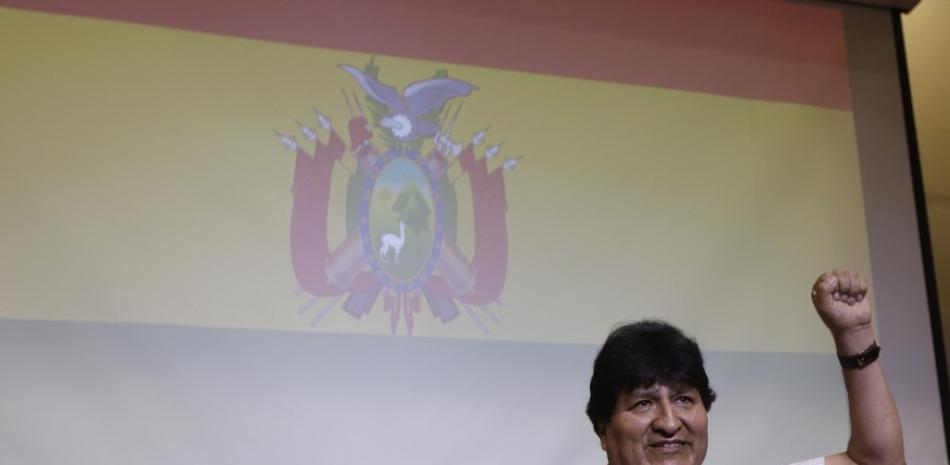 El expresidente de Bolivia, Evo Morales, saluda a su llegada para una conferencia de prensa donde anunció el inicio de su viaje a Bolivia, a la localidad fronteriza de La Quiaca. Emiliano Lasalvia