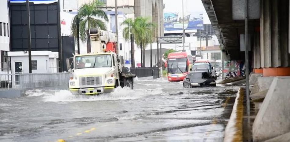 Algunas inundaciones se registraron en tramos de las avenidas John F. Kennedy, Ortega y Gasset, San Martín, Luperón, Núñez de Cáceres y la Charles de Gaulle, en la zona oriental. /VÍCTOR RAMÍREZ-RAÚL ASENCIO