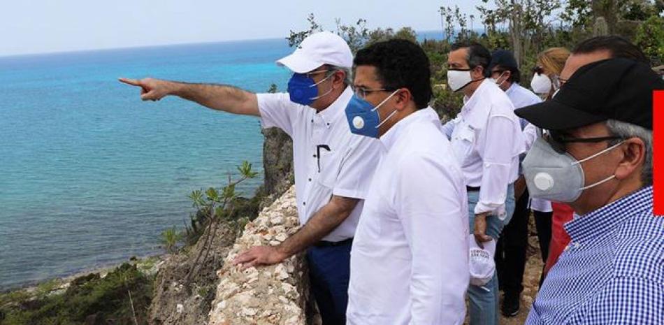 El presidente Luis Abinader y el ministro de Turismo, David Collado, junto a otros funcionarios, recorrieron la zona turística de Pedernales.