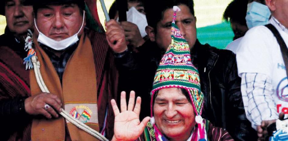 Evo Morales saluda a seguidores en Villazon, Bolivia, luego de cruzar la frontera con Argentina, antier. AP