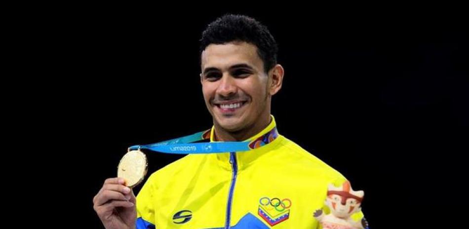 El esgrimista Rubén Limardo, de 35 años, muestra su presea dorada, la cual obtuvo en las olimpiadas de Londres.
