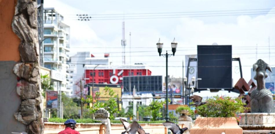 Concebido, diseñado y construido para que fuera un espacio acogedor para el sano esparcimiento en el centro de la ciudad de Santo Domingo, el Bulevar de la avenida 27 de Febrero ha quedado convertido en un basurero al que nadie acude, salvo enfermos y algunas aves. /RAÚL ASENCIO