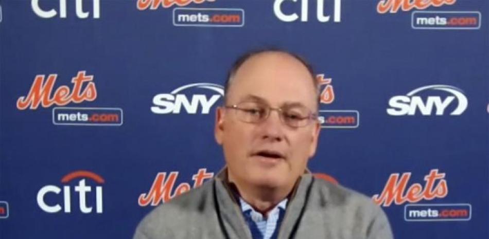 Esta foto de una conferencia de prensa de Zoom proporcionada por los Mets de Nueva York muestra al propietario de los Mets de Nueva York, Steve Cohen, mientras ofrece declaraciones.