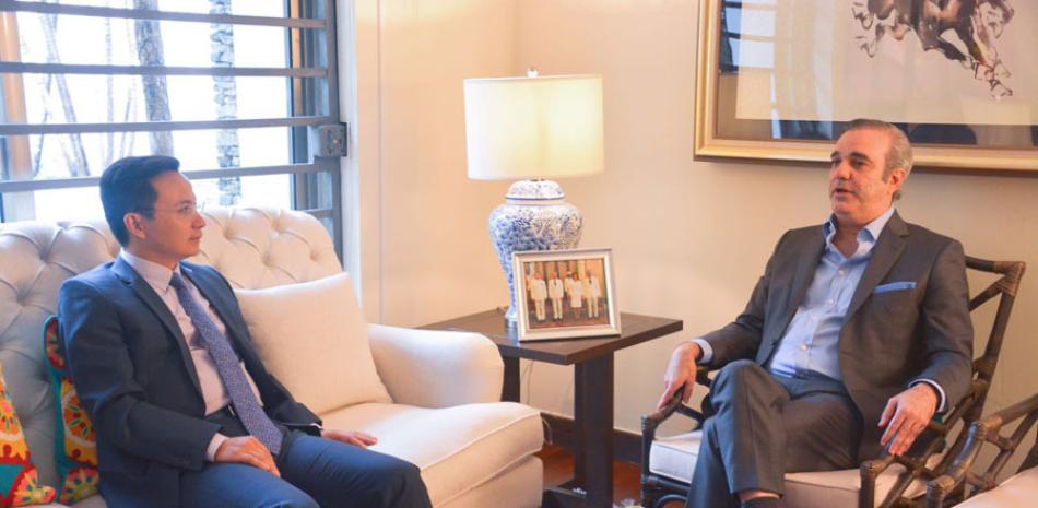 El presidente Luis Abinader y el embajador de China Zhang Run se reunieron el 27 de julio, durante el período de transición y luego el diplomático se reunió con la vicepresidenta Raquel Peña el 2 de septiembre.