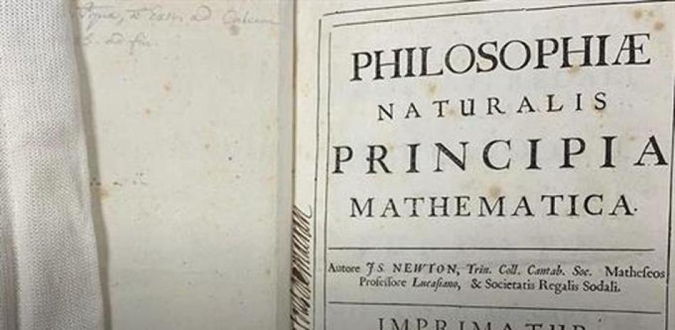 Primera página de un ejemplar de la primera edición de Principia de Newton - CALTECH