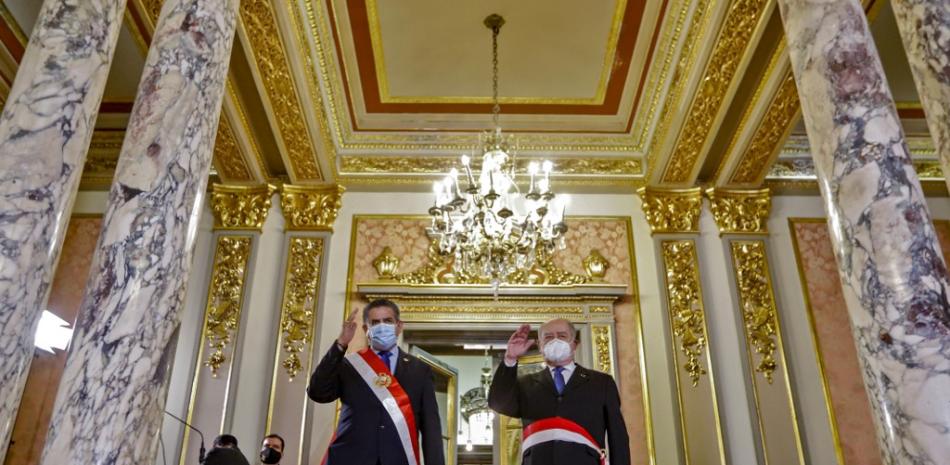 presidente interino de Perú Manuel Merino (izq.) Y del político conservador Antero Flores-Araoz saludando durante la ceremonia de juramentación de este último como Jefe de Gabinete en Lima en noviembre.