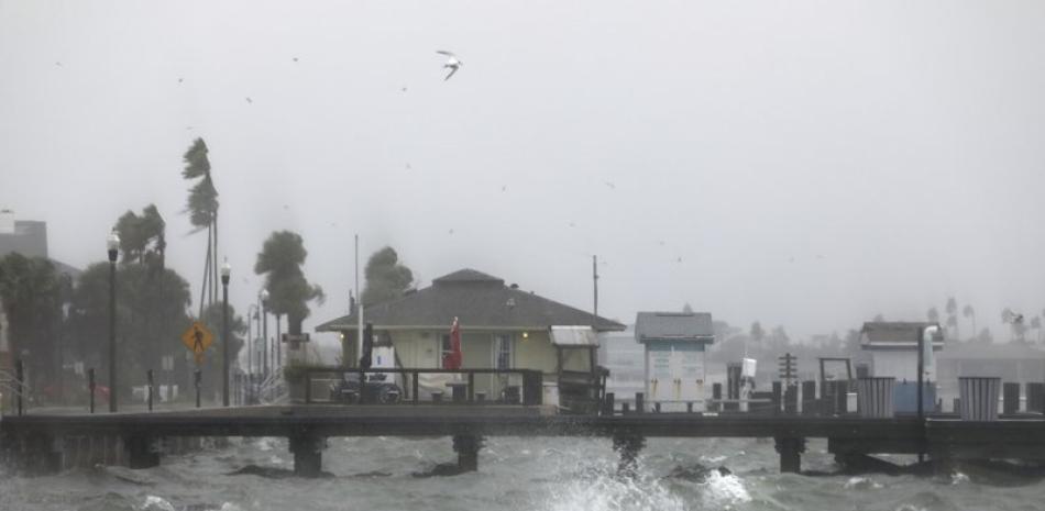 Las olas estallan contra el rompeolas de Pass A Grille Way en St. Pete Beach, Florida, el 11 de noviembre de 2020, mientras los restos de la tormenta tropical Eta avanzan por el condado de Pinellas. (Scott Keeler/Tampa Bay Times vía AP)