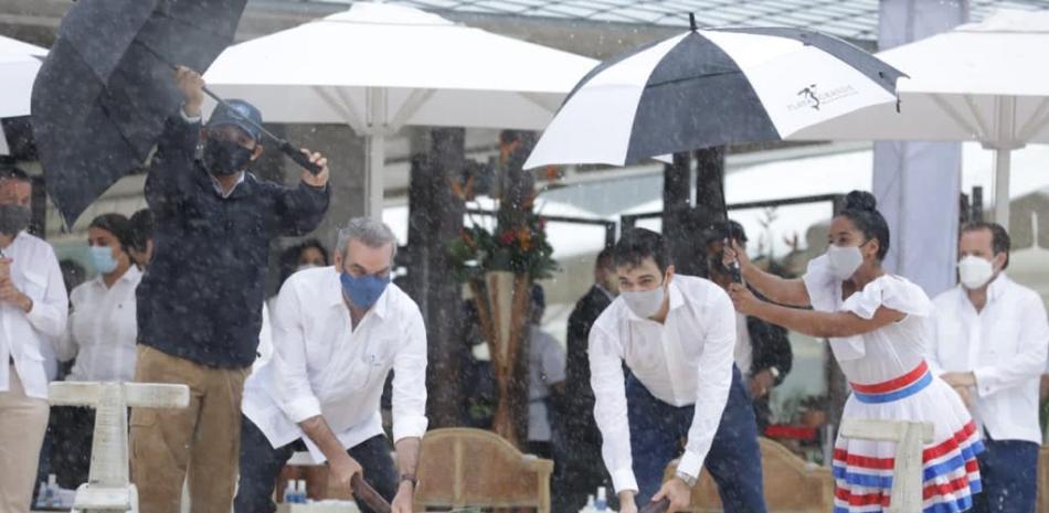 El presidente Abinader durante el primer picazo esta mañana, bajo lluvia. Presidencia de la República.