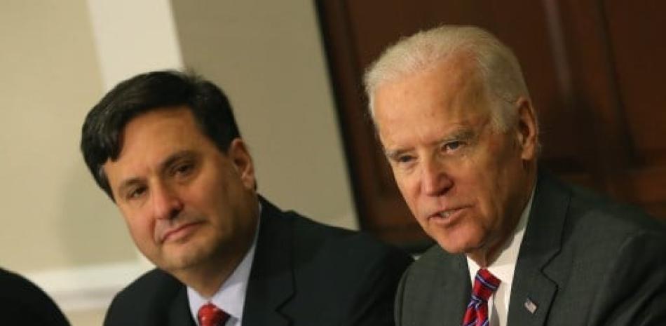 Presidente electo Joe Biden acompañado de Ron Klain. Foto vía Mark Wilson / AFP