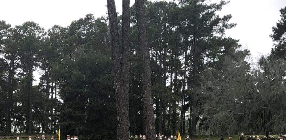 En esta fotografía de archivo del 27 de mayo de 2020, reclutas se mantienen firmes en el Centro de Reclutas en Parris Island, en Carolina del Sur. (AP Foto/Lolita Baldor)