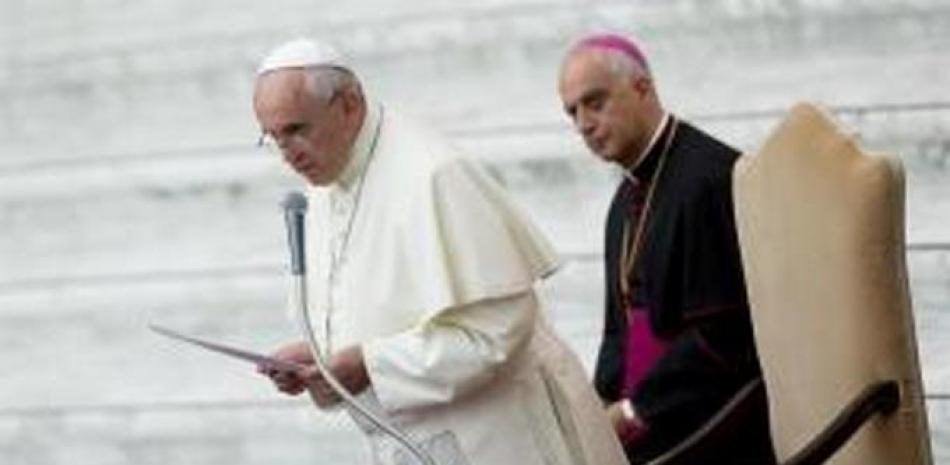 El papa Francisco (d) junto al presidente del Pontificio Consejo para la Nueva Evangelización, Rino Fisichella. 

Foto: Claudio Peri/ EFE