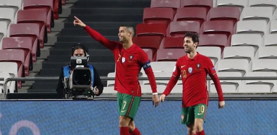 Cristiano Ronaldo, de la selección de Portugal, es felicitado por su compañero Bernardo Silva tras anotar ante Andorra, el miércoles 11 de noviembre de 2020 (AP)