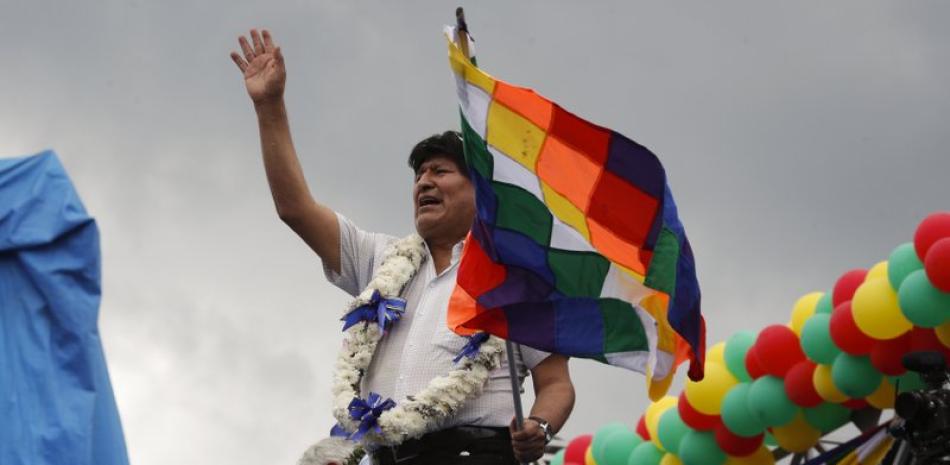 El expresidente boliviano Evo Morales saluda durante un mitin con simpatizantes en Chimor{e, provincia de Cochabamba, Bolivia, el miércoles 11 de noviembre de 2020, desde donde voló al exilio hace un año. (AP Foto/Juan Karita)