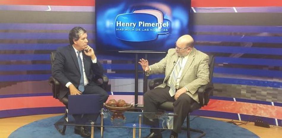 Henry Pimentel, a la izquierda, tenía su programa televisivo por Cinevisión. El locutor murió este jueves. Tenía 62 años.