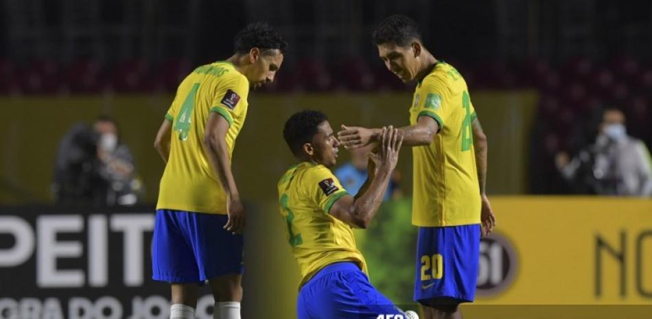 Los brasileños Marquinhos, Danilo y Roberto Firmino celebran después de derrotar a Venezuela 1-0 en su partido de fútbol a puertas cerradas clasificatorio sudamericano para la Copa Mundial de la FIFA 2022 en el Estadio Morumbi en Sao Paulo, Brasil.