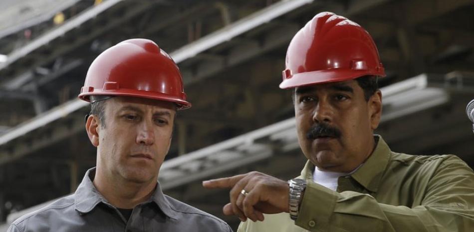 Nicolás Maduro y Tareck El Aissami recorren la construcción de un estadio en Caracas. AP