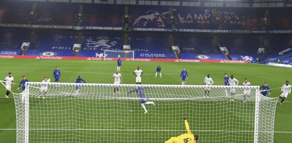 El portero senegalés Alfred Gomis (16), del Rennes, no logra evitar que Timo Werner anote de penal el primer gol del Chelsea durante un partido por el Grupo E de la Liga de Campeones en el estadio Stamford Bridge en Londres, Inglaterr.