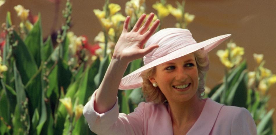 En esta foto de archivo tomada el 27 de enero de 1988, la Princesa de Gales Diana saluda a la multitud durante su visita al Parque Footscray en las afueras de Melbourne. Más de dos décadas después de su muerte, la desafortunada entrada de la princesa Diana en la familia real británica es la trama principal de la próxima cuarta temporada del exitoso drama de Netflix "The Crown". Patrck Riviere / AFP