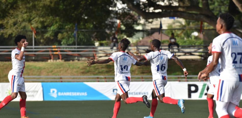 Jugadores del onceno del Atlético San Cristóbal festejan la victoria ante el Atlántico FC.