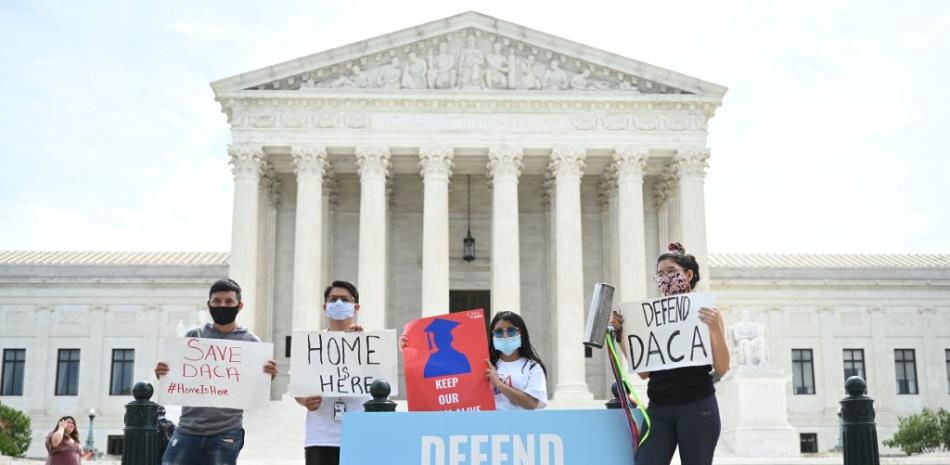 Manifestantes de Acción Diferida para los Llegados en la Infancia (DACA) frente a la Corte Suprema de los Estados Unidos en Washington, DC. Jim Watson / AFP