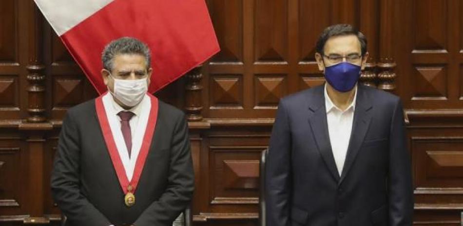 Fotografía de archivo fechada el 18 de septiembre de 2020 que muestra al entonces presidente de Perú, Martín Vizcarra (d), junto al presidente del Congreso, Manuel Merino (i), durante un pleno en Lima (Perú).