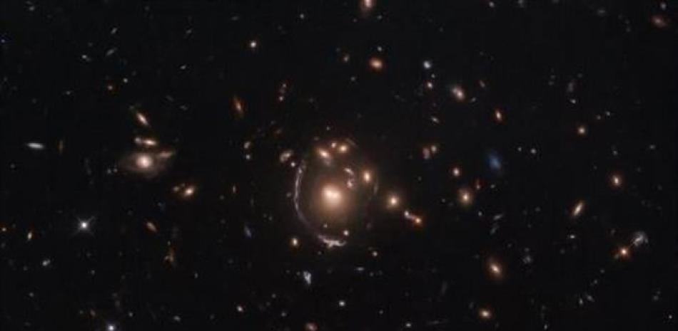 Galaxia a través de lente gravitacional.

Foto: ESA/HUBBLE & NASA, S. ALLAM ET AL.