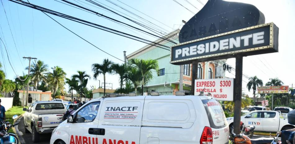 Una ambulancia del Inacif abandona las instalaciones del motel Presidente, en San Isidro, Santo Domingo Este, donde los hombres fueron abatidos. JOSE ALBERTO MALDONADO/LD