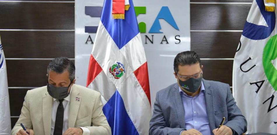 El convenio firmado por el director de la DGA, Eduardo Sanz Lovatón y el ministro de Medio Ambiente y Recursos Naturales, Orlando Jorge Mera.