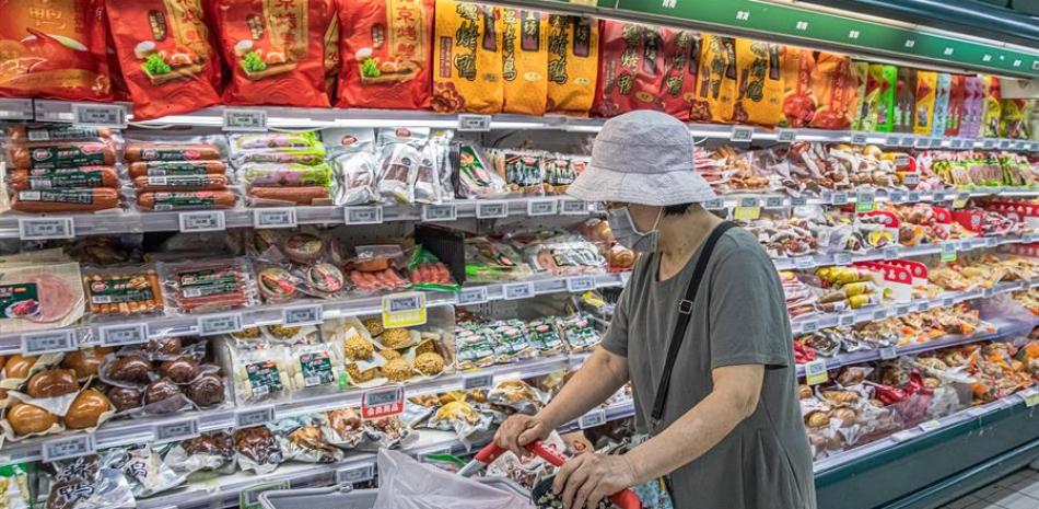Ciudadano chino en un supermercado. / EFE