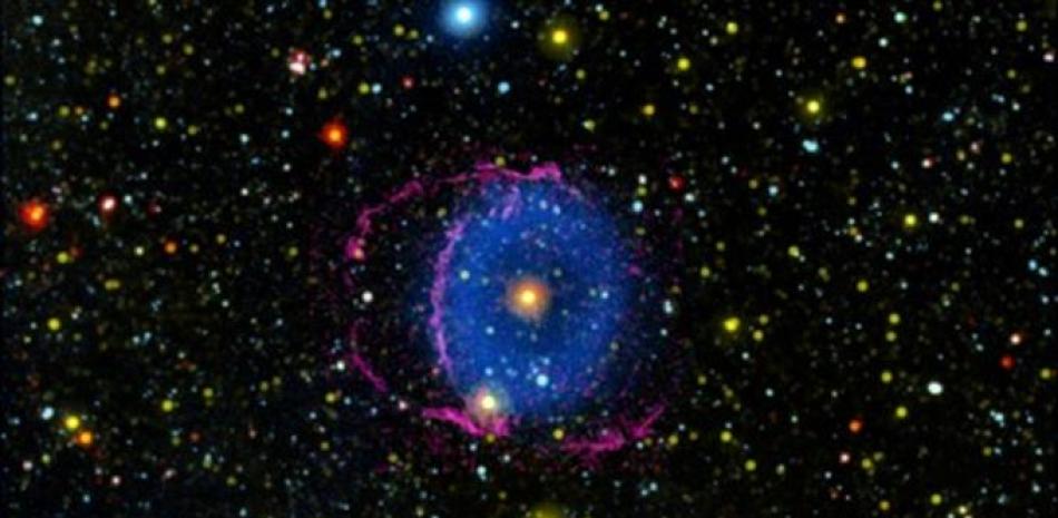 La Nebulosa del Anillo Azul consta de dos conos de gas en expansión expulsados al espacio por una fusión estelar.

Foto: NASA/JPL-CALTECH/M. SEIBERT
