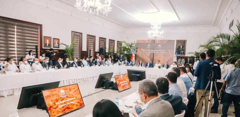 El presidente Luis Abinader encabezó un acto junto a la vicepresidenta Rquel Peña en la Gobernación, con productores de tabaco. /ONELIO DOMÍNGEZ