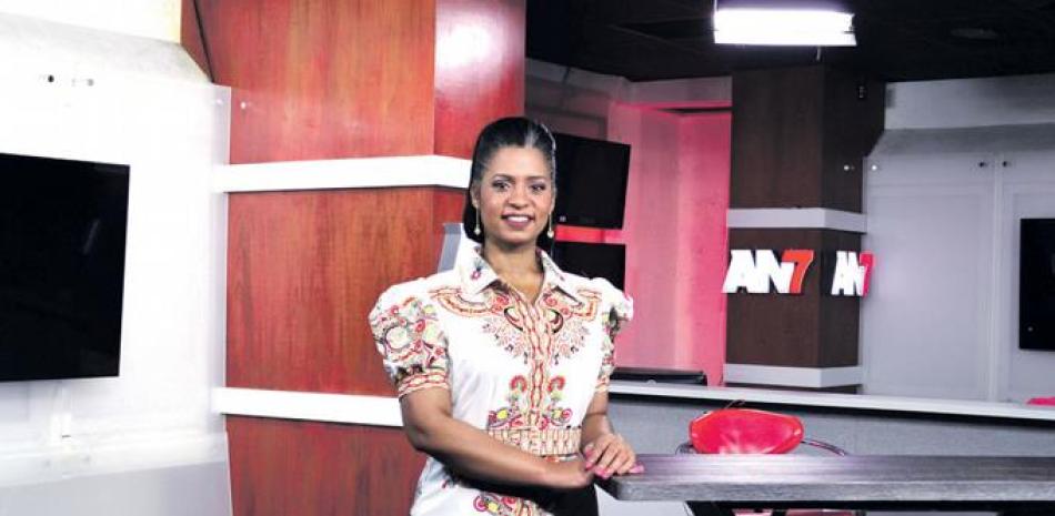 Susie Caraballo es noticiera de “AN7” (canal Antena 7) y locutora en el programa “Infórmate”.